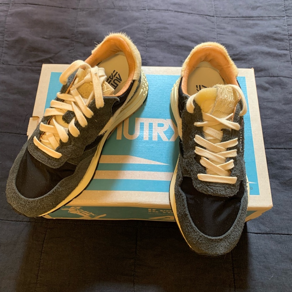Autry Women's Black and Cream Reelwind Low Sneakers